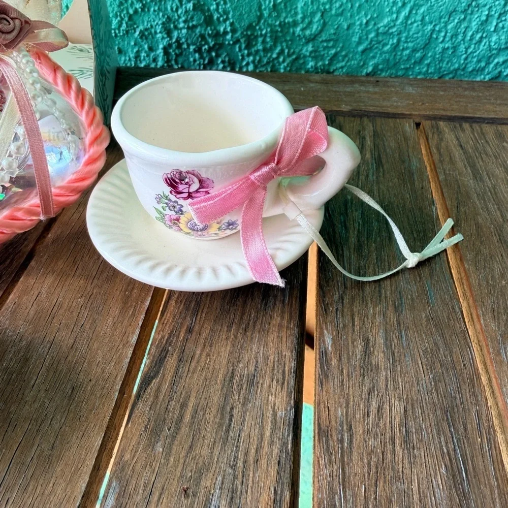 Bundle of 4 Pink and White ornaments